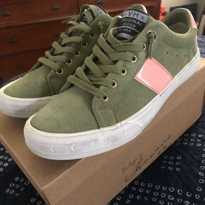 SoldSize 9 vintage Havana sneakers NIB